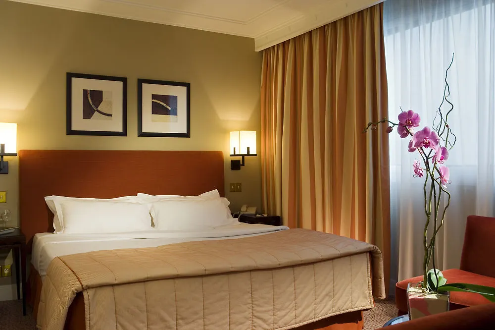 Отель Warwick Champs-elysees 4*